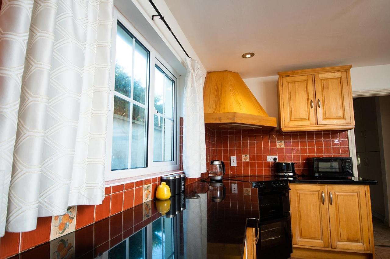 Bradog House - Beautiful 4 Bedroom House In Central Бандоран Экстерьер фото